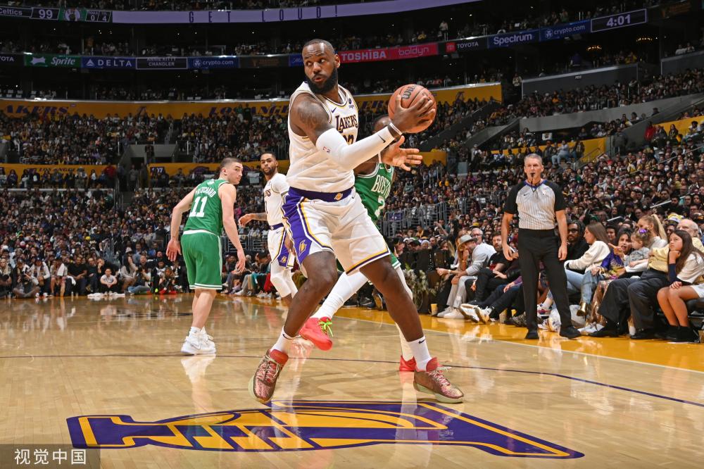 篮球比赛中 篮球比赛中